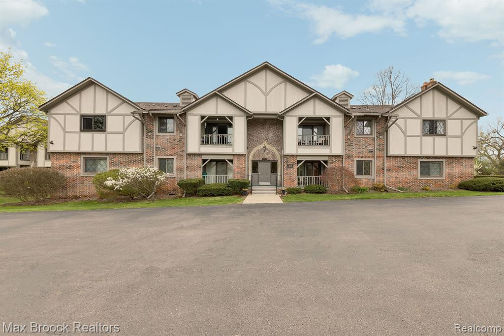 42160 WOODWARD Avenue, 8, Bloomfield Hills, MI 48304 — front exterior