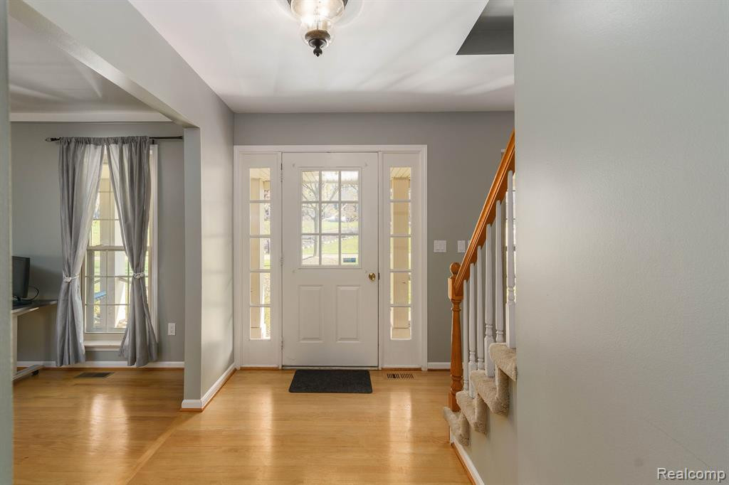 6073 GLEN EAGLES Drive, West Bloomfield, MI 48323 — Photo 2