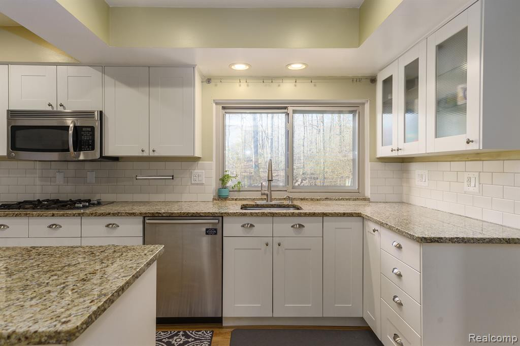6073 GLEN EAGLES Drive, West Bloomfield, MI 48323 — Photo 9