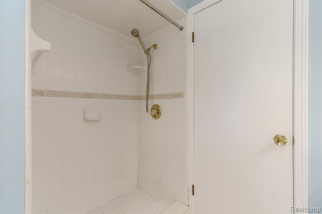 6073 GLEN EAGLES Drive, West Bloomfield, MI 48323 — Photo 21