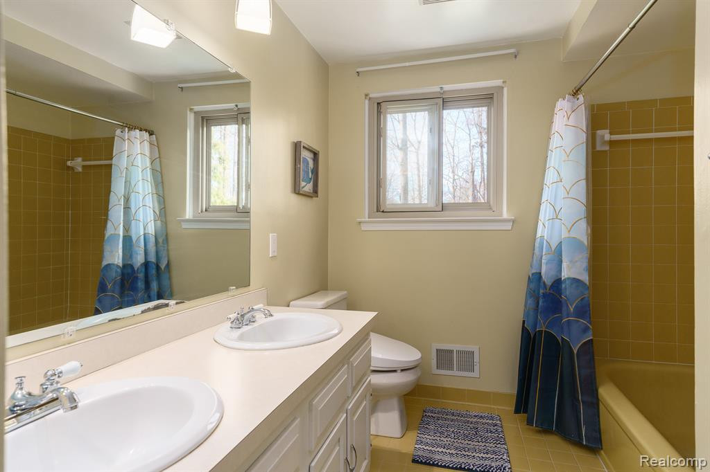 6073 GLEN EAGLES Drive, West Bloomfield, MI 48323 — Photo 28