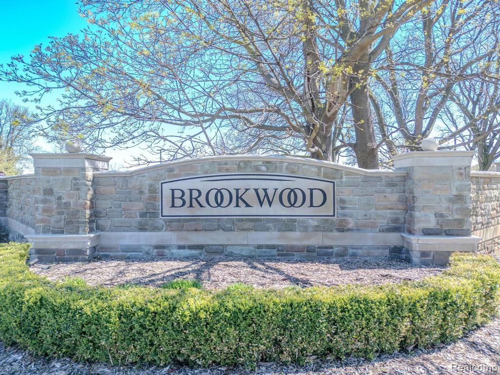 541 AUGUSTA Drive, Rochester Hills, MI 48309 — Photo 2