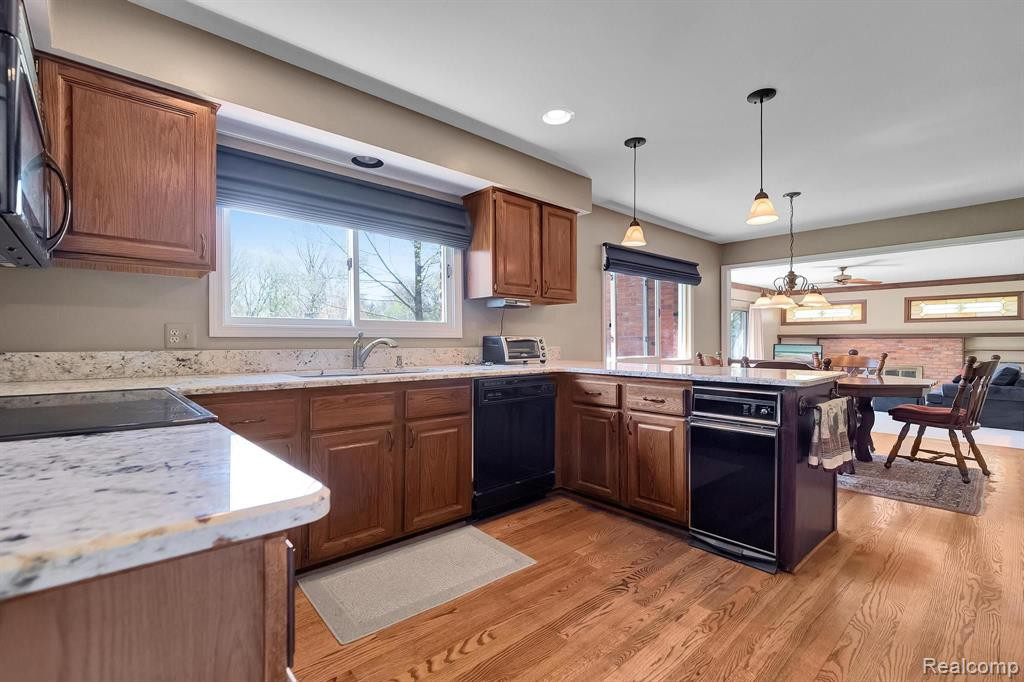 541 AUGUSTA Drive, Rochester Hills, MI 48309 — Photo 22