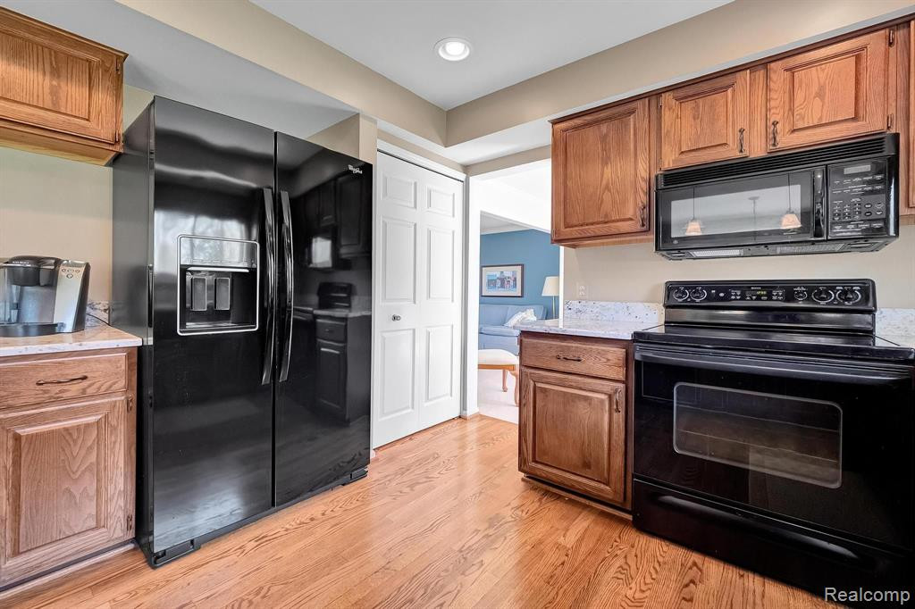 541 AUGUSTA Drive, Rochester Hills, MI 48309 — Photo 24