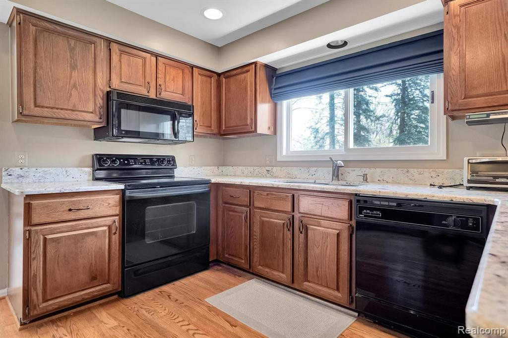 541 AUGUSTA Drive, Rochester Hills, MI 48309 — Photo 26