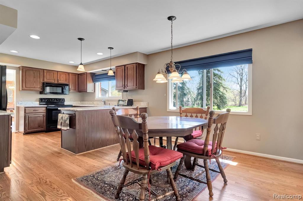 541 AUGUSTA Drive, Rochester Hills, MI 48309 — Photo 28