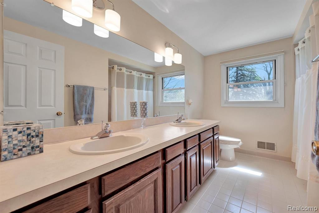 541 AUGUSTA Drive, Rochester Hills, MI 48309 — Photo 47