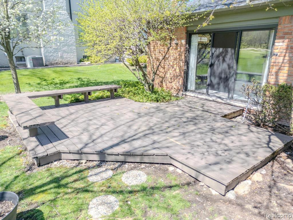 541 AUGUSTA Drive, Rochester Hills, MI 48309 — Photo 68