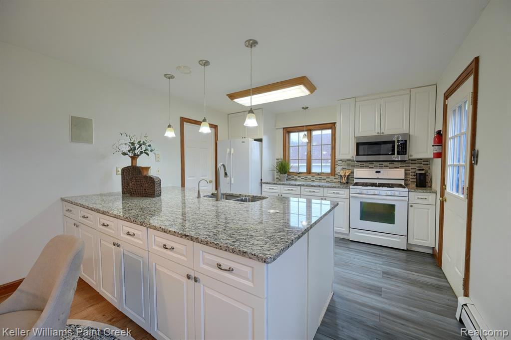 96 OVERLAKE Drive, Lake Orion, MI 48362 — Photo 11
