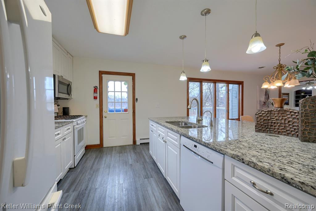 96 OVERLAKE Drive, Lake Orion, MI 48362 — Photo 12