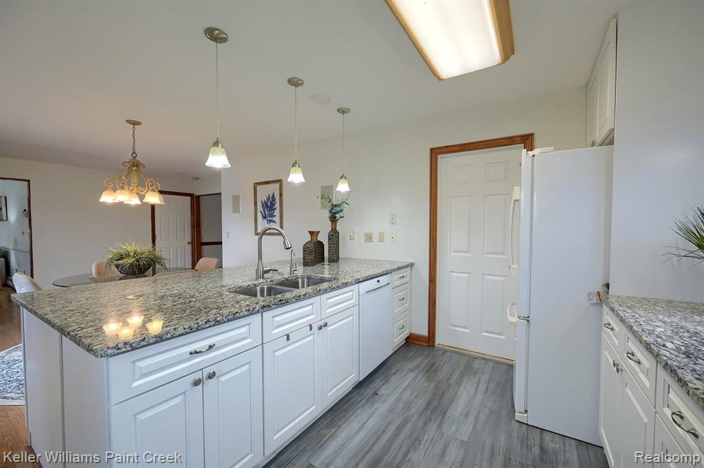 96 OVERLAKE Drive, Lake Orion, MI 48362 — Photo 13