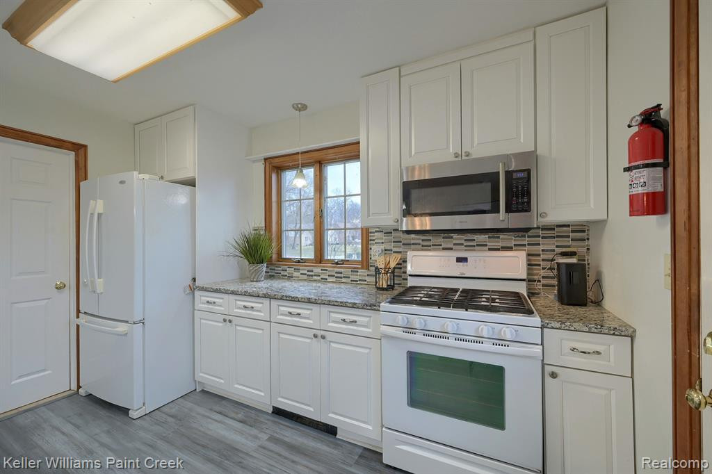 96 OVERLAKE Drive, Lake Orion, MI 48362 — Photo 14