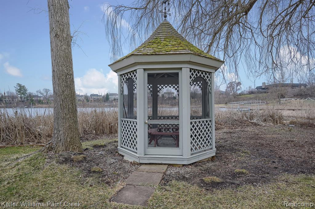 96 OVERLAKE Drive, Lake Orion, MI 48362 — Photo 44