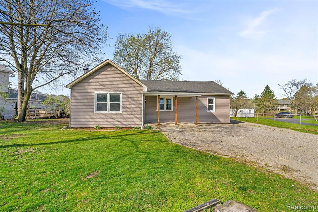 866 GLASPIE Road, Oxford, MI 48371 — front exterior