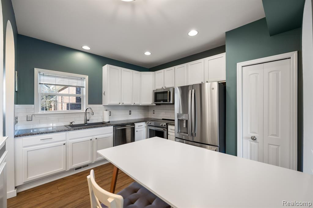2915 N KNIGHTSBRIDGE Circle, Ann Arbor, MI 48105 — Photo 10