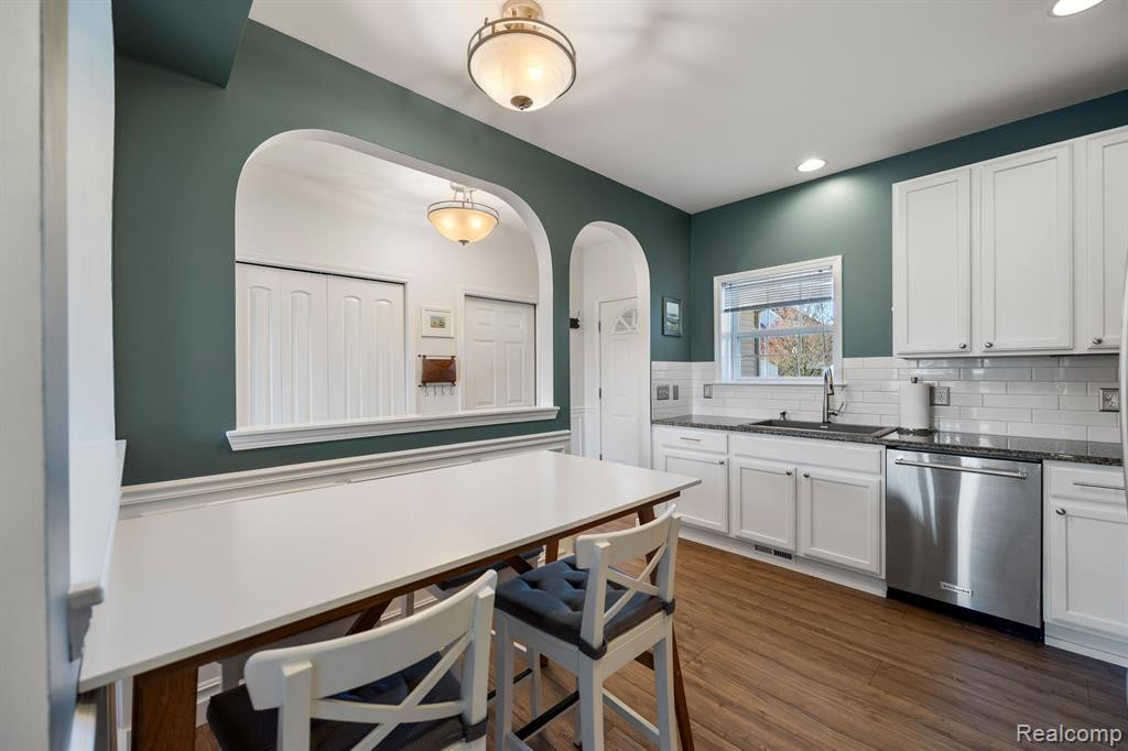 2915 N KNIGHTSBRIDGE Circle, Ann Arbor, MI 48105 — Photo 12