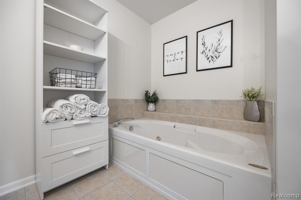 2915 N KNIGHTSBRIDGE Circle, Ann Arbor, MI 48105 — Photo 20