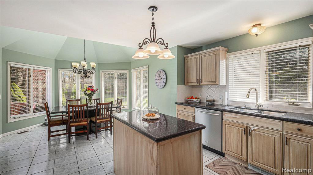 55568 N KINGSWAY Drive E, Shelby Twp, MI 48316 — Photo 17