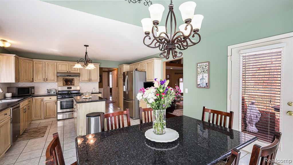 55568 N KINGSWAY Drive E, Shelby Twp, MI 48316 — Photo 18