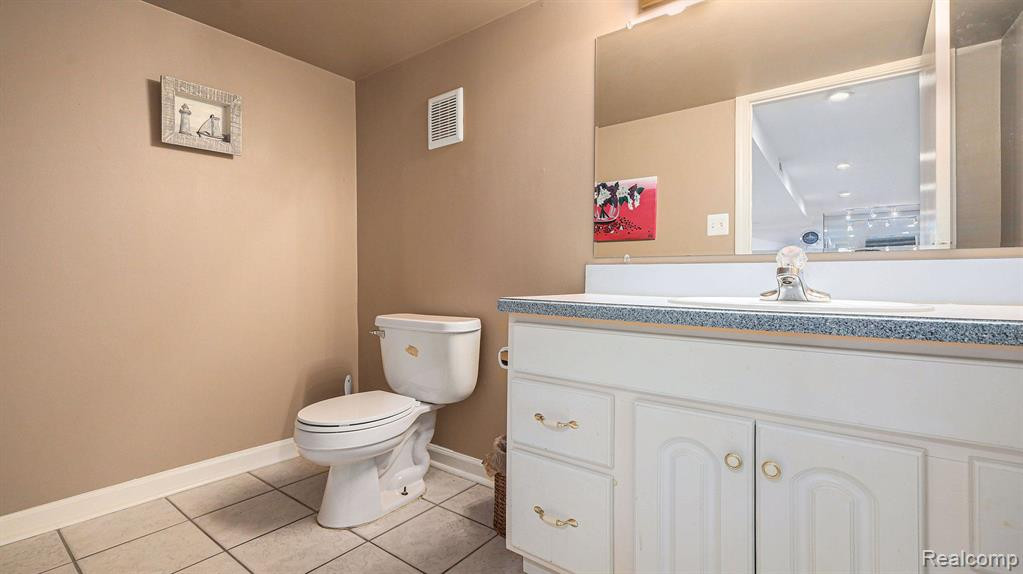 55568 N KINGSWAY Drive E, Shelby Twp, MI 48316 — Photo 40