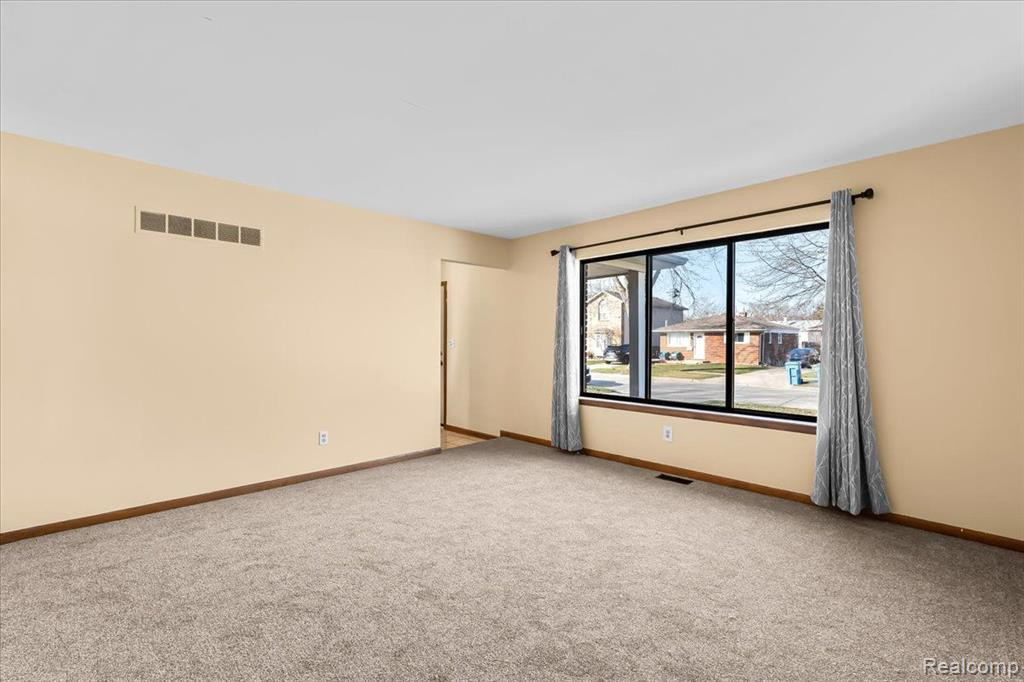 6030 WHITEFIELD Street, Dearborn Heights, MI 48127 — Photo 6
