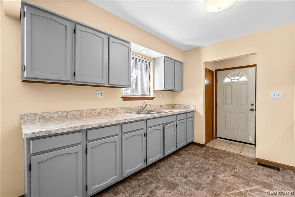 6030 WHITEFIELD Street, Dearborn Heights, MI 48127 — Photo 10