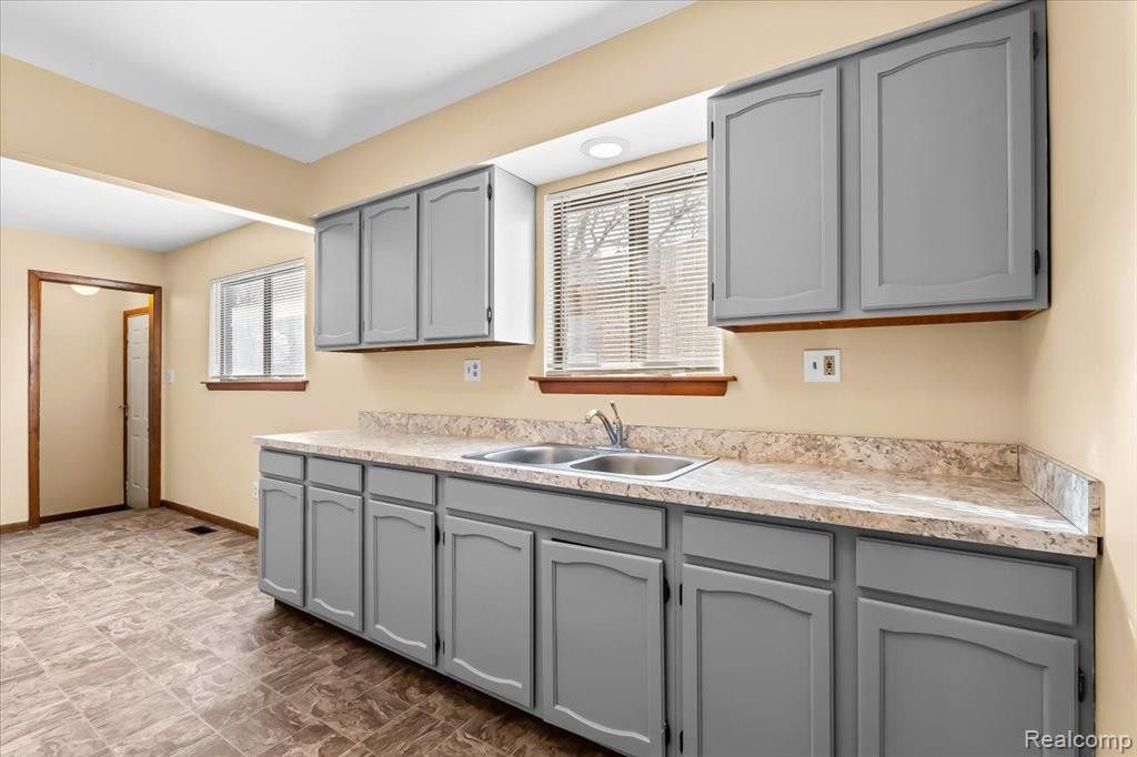 6030 WHITEFIELD Street, Dearborn Heights, MI 48127 — Photo 11