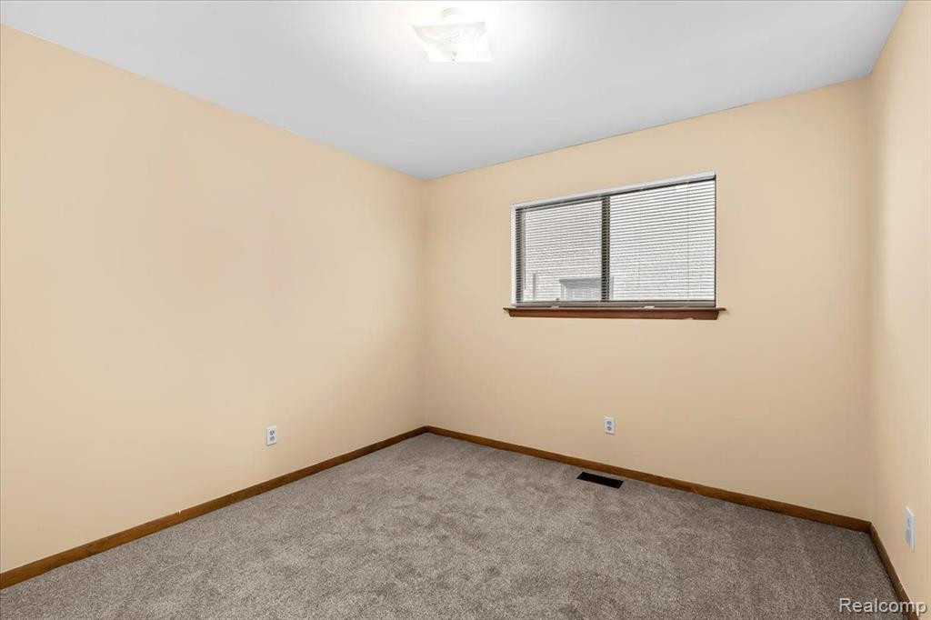 6030 WHITEFIELD Street, Dearborn Heights, MI 48127 — Photo 12