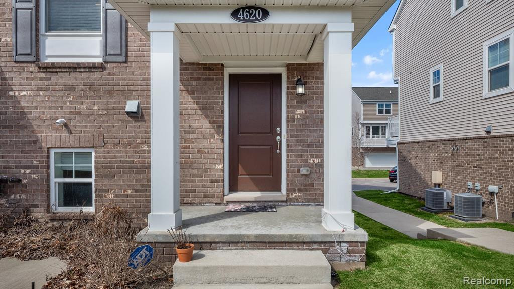4620 BRADLEY Circle, Troy, MI 48085 — Photo 2