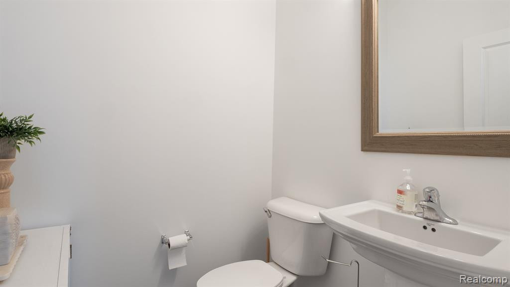4620 BRADLEY Circle, Troy, MI 48085 — Photo 11