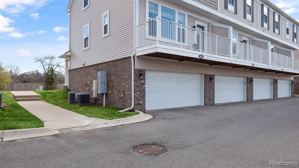 4620 BRADLEY Circle, Troy, MI 48085 — Photo 28