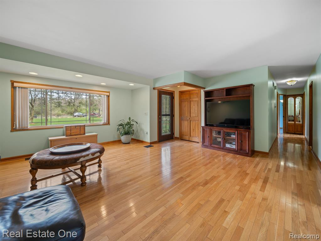 9143 CEDAR LAKE Road, Pinckney, MI 48169 — Photo 4