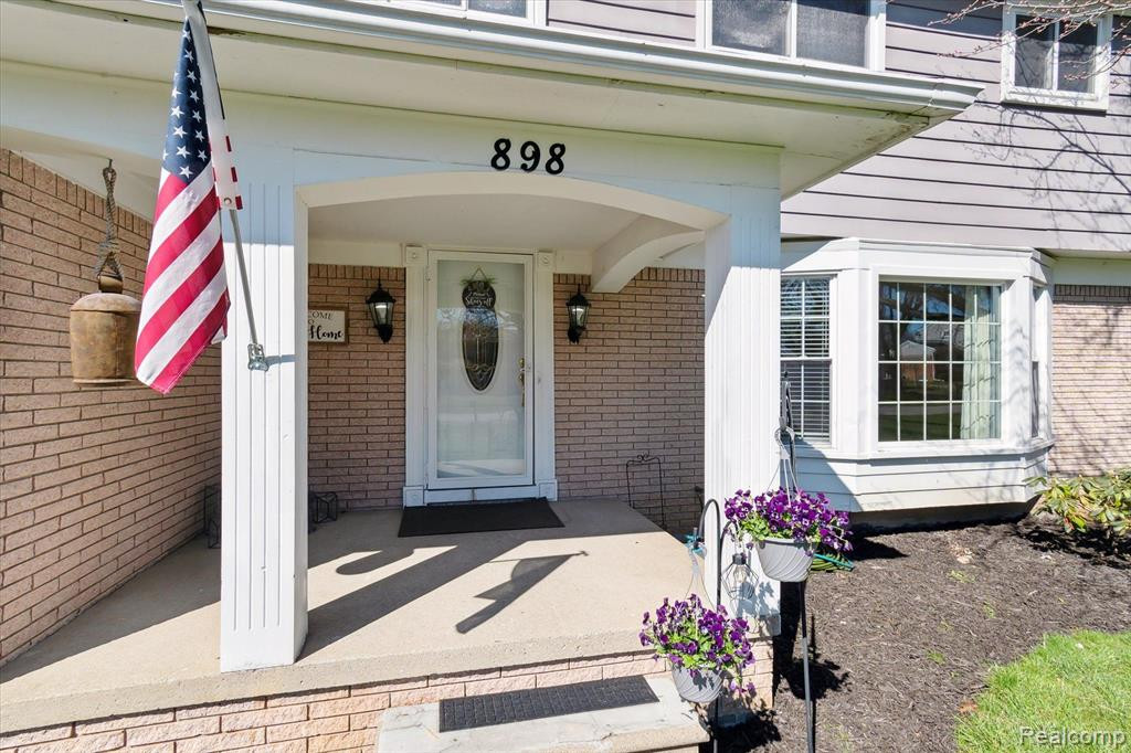 898 LYNNDALE Drive, Rochester Hills, MI 48309 — Photo 3
