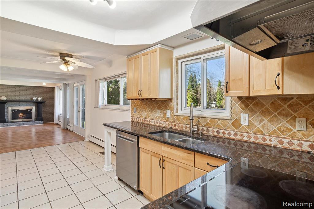 898 LYNNDALE Drive, Rochester Hills, MI 48309 — Photo 12