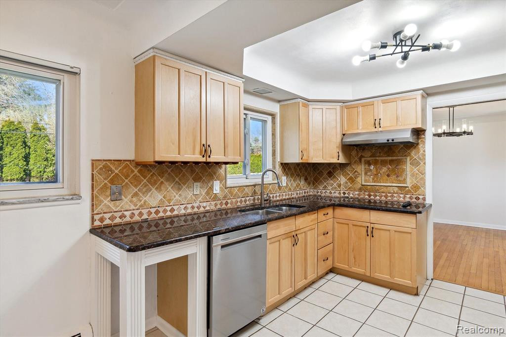 898 LYNNDALE Drive, Rochester Hills, MI 48309 — Photo 13