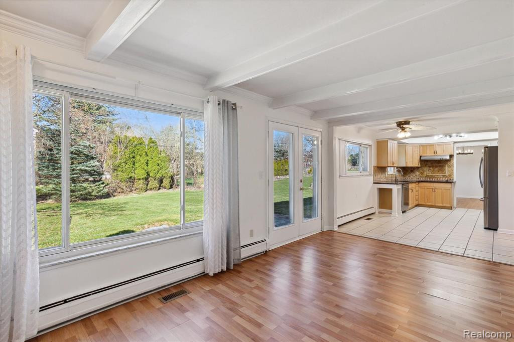 898 LYNNDALE Drive, Rochester Hills, MI 48309 — Photo 17