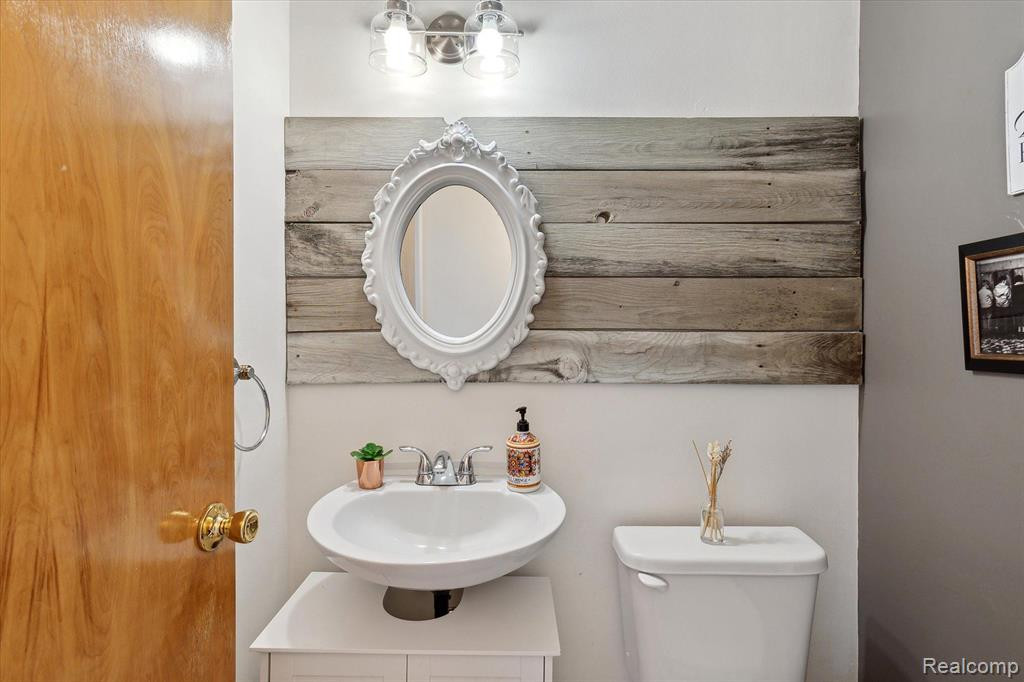 898 LYNNDALE Drive, Rochester Hills, MI 48309 — Photo 19