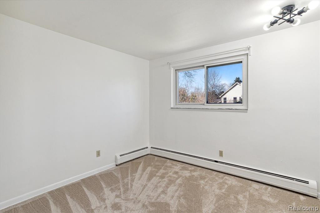 898 LYNNDALE Drive, Rochester Hills, MI 48309 — Photo 22