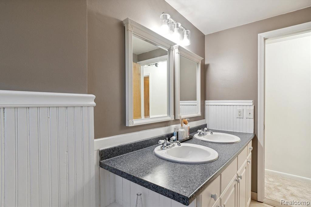 898 LYNNDALE Drive, Rochester Hills, MI 48309 — Photo 30