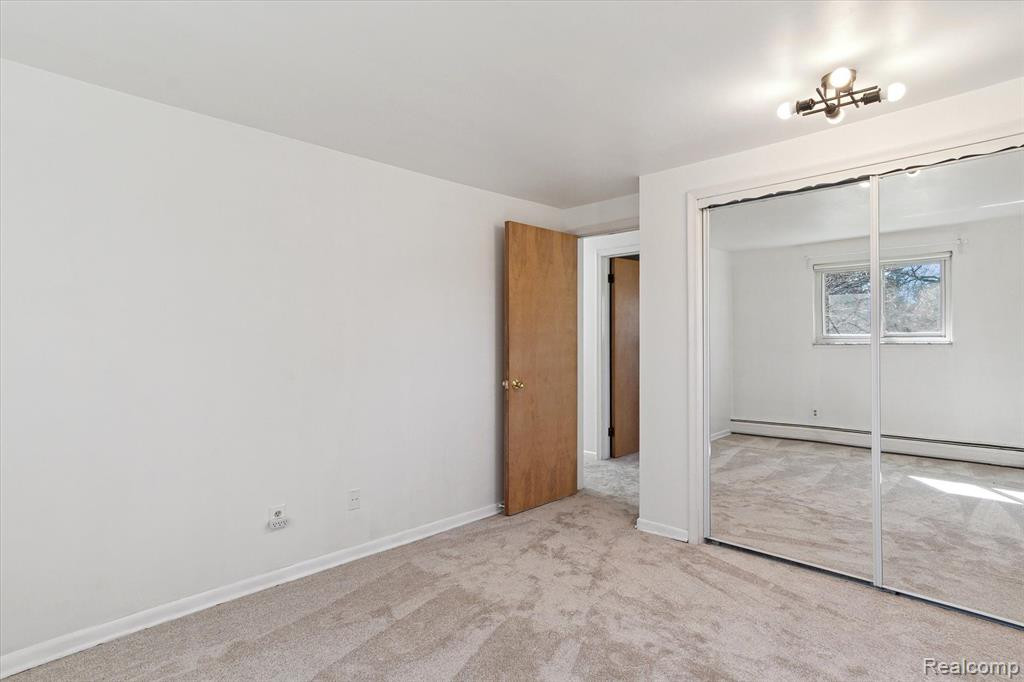 898 LYNNDALE Drive, Rochester Hills, MI 48309 — Photo 36