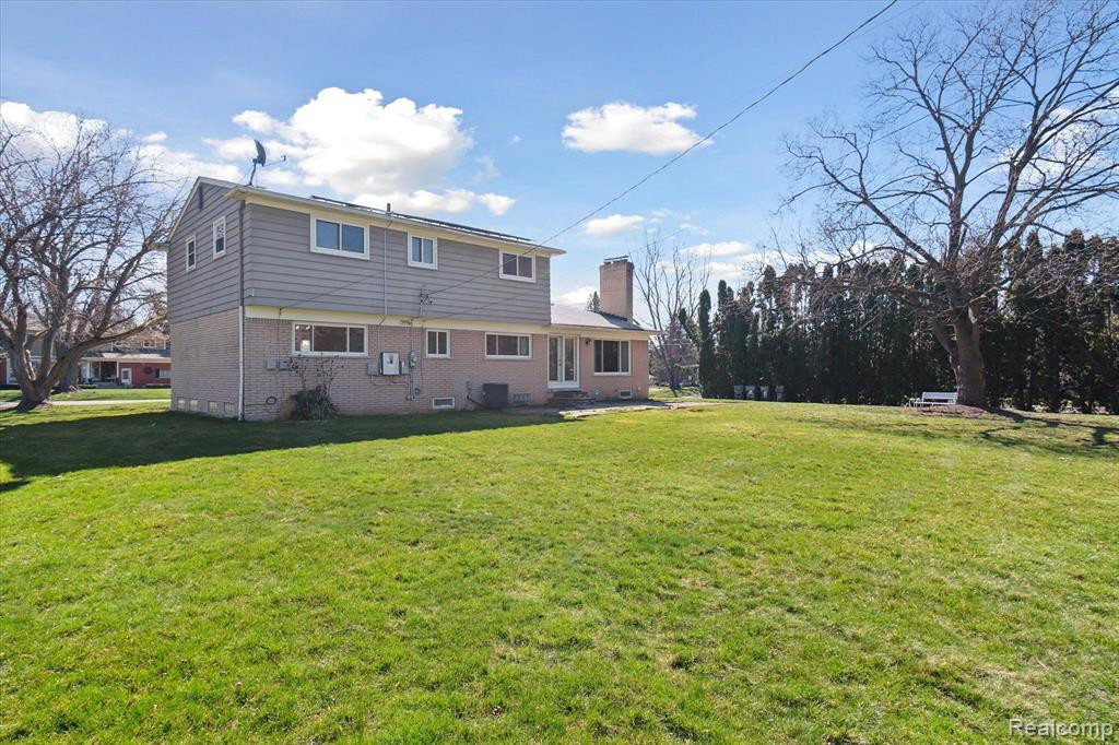 898 LYNNDALE Drive, Rochester Hills, MI 48309 — Photo 41