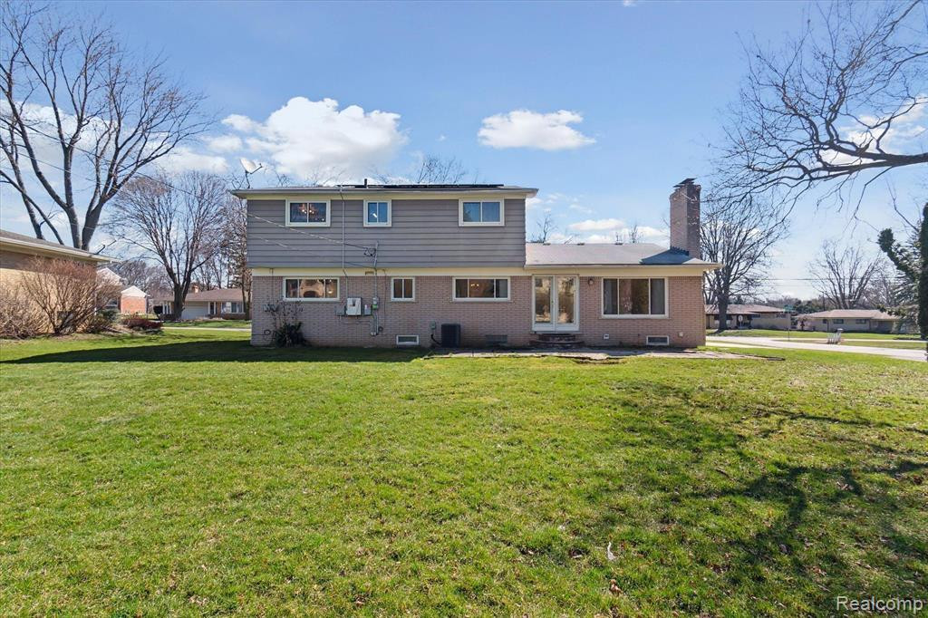 898 LYNNDALE Drive, Rochester Hills, MI 48309 — Photo 42