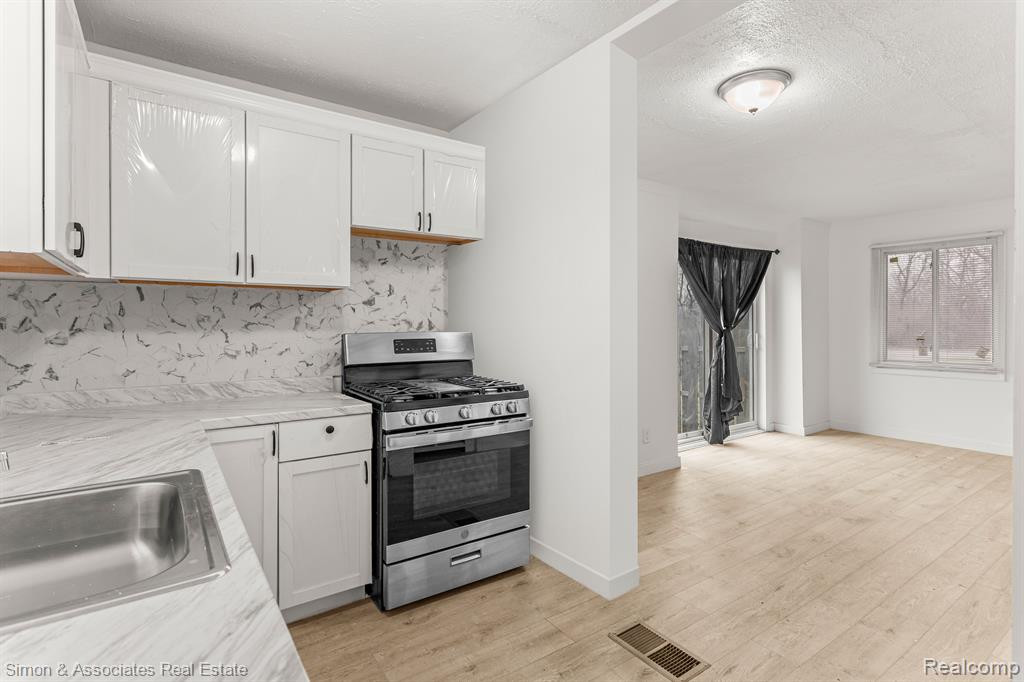 7512 HAZELTON Street, Dearborn Heights, MI 48127 — Photo 10