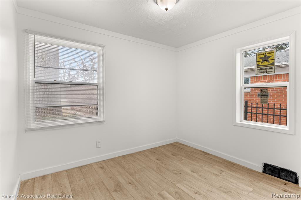 7512 HAZELTON Street, Dearborn Heights, MI 48127 — Photo 16