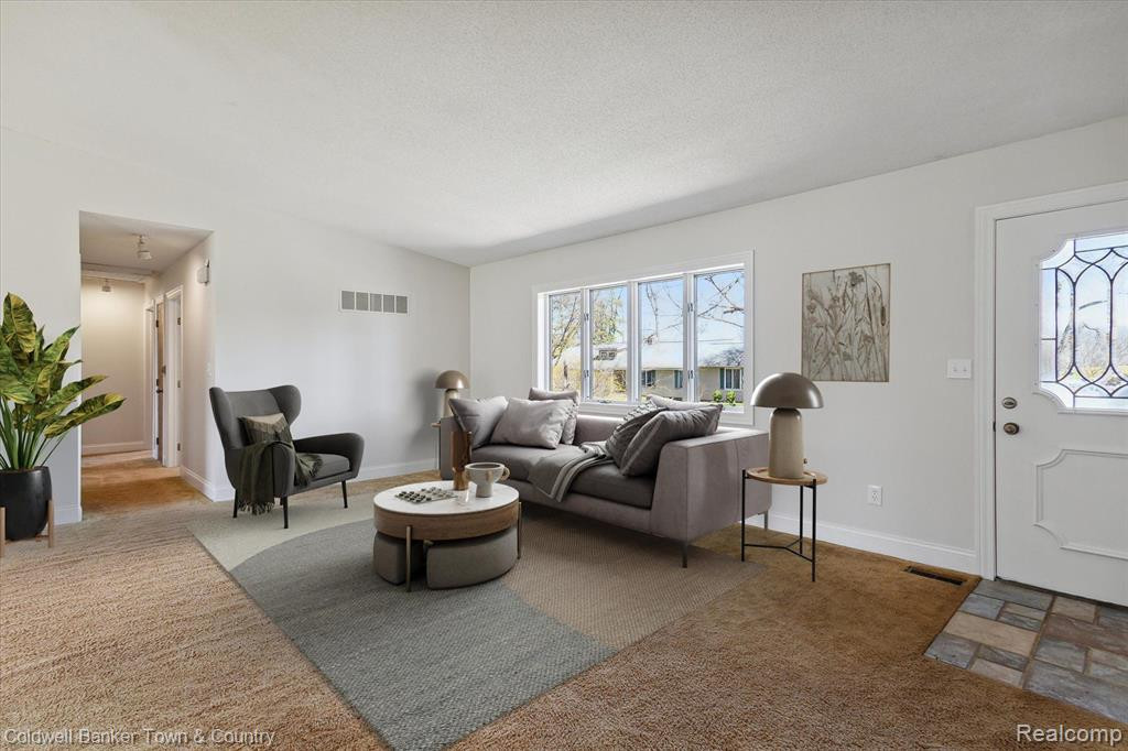 6525 LOMBARDY Drive, Chelsea, MI 48118 — Photo 7