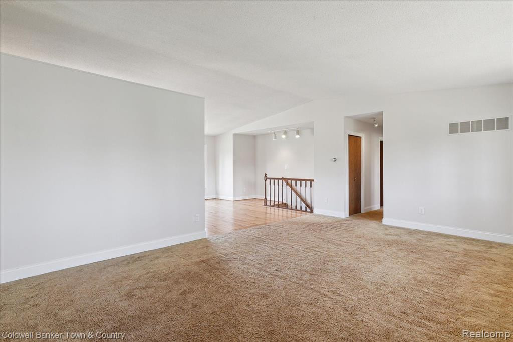 6525 LOMBARDY Drive, Chelsea, MI 48118 — Photo 9