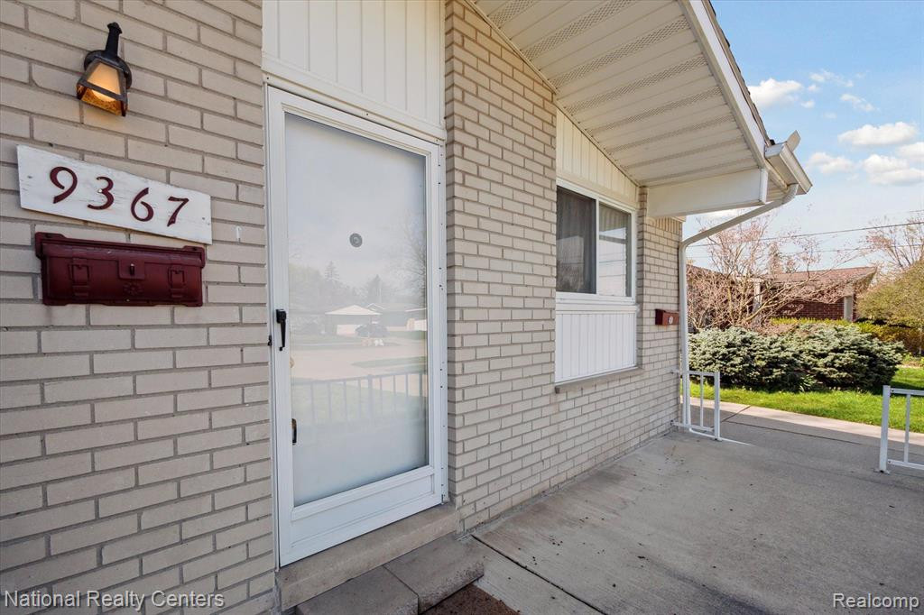 9367 BASSETT Street, Livonia, MI 48150 — Photo 4