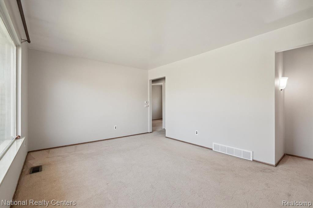 9367 BASSETT Street, Livonia, MI 48150 — Photo 6