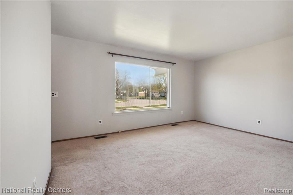9367 BASSETT Street, Livonia, MI 48150 — Photo 8