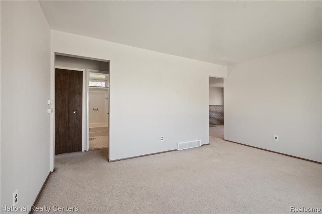 9367 BASSETT Street, Livonia, MI 48150 — Photo 10